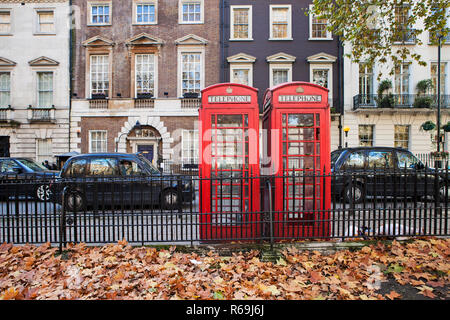 LONDON, Regno Unito - 30 novembre 2018: le tradizionali cabine telefoniche in Berkeley Square a Mayfair Foto Stock