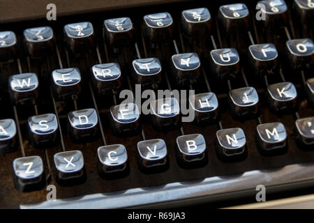 Tasti neri della tastiera qwerty di un 1980 Silver Reed Leader vintage macchina da scrivere manuale Foto Stock