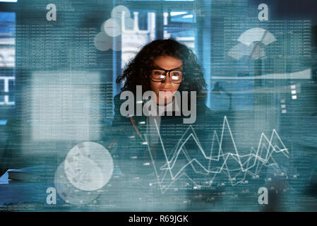 Giovane donna sta pensando di statistiche Foto Stock
