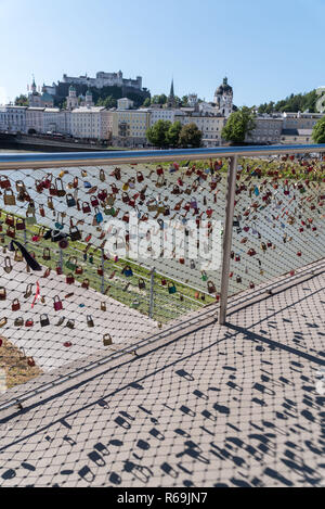 Makartsteg oltre il Fiume Salzach con amore castelli e Fortezza Hohensalzburg Foto Stock