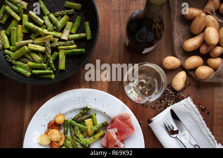 Asparagi verdi con patate e vino Foto Stock