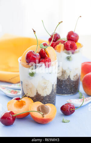 Budino di Chia con frutta fresca Foto Stock