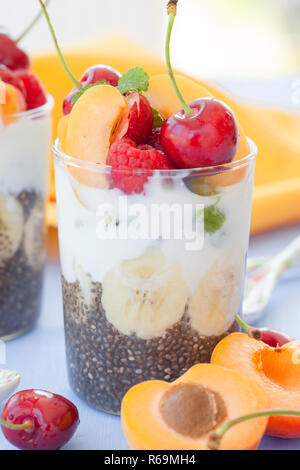 Budino di Chia con frutta fresca Foto Stock