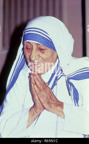 Maria Teresa Bojaxhiu conosciuta come Madre Teresa e onorato nella Chiesa cattolica romana come Santa Teresa di Calcutta era un albanese Indian romano suora cattolica e missionaria. Foto Stock