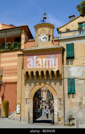 Porta Testa, Finalborgo, Finale Ligure e la Riviera di Ponente, Liguria, Italia Foto Stock