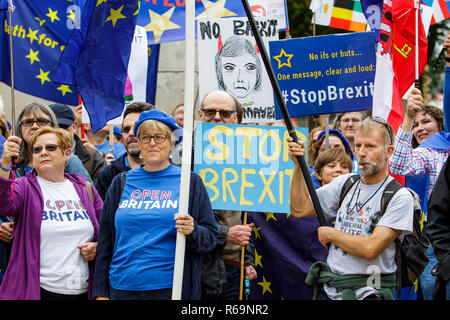 Pro rimangono nell'UE sostenitori manifestanti sono illustrati in quanto essi ascoltare discorsi durante un anti Brexit protesta rally + marzo a Bristol 14/10/2017 Foto Stock
