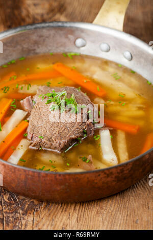 Tafelspitz carne in una zuppa di pentola Foto Stock