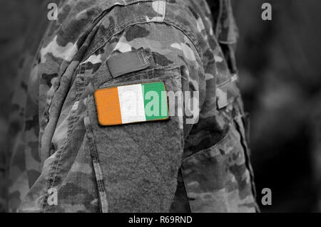 Bandiera della Costa d'Avorio o la Costa d' Avorio sul braccio di soldati. La Costa d Avorio o la Costa d' Avorio bandiera in uniforme militare. Esercito, truppe militari, Africa (collage). Foto Stock