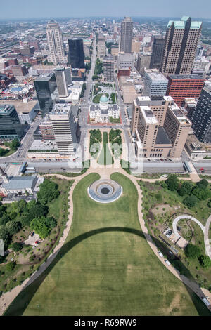 Vista dal punto di riferimento il Gateway Arch, Downtown con il vecchio Courthouse, St. Louis, Missouri, Stati Uniti d'America Foto Stock