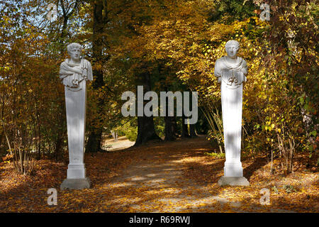 Sculture nel giardino Luisium vicino a Dessau, Riserva della Biosfera dell'Elba centrale, Dessau-Roßlau, Sassonia-Anhalt, Germania Foto Stock