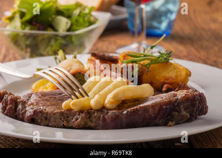 Gli asparagi su una bistecca Foto Stock