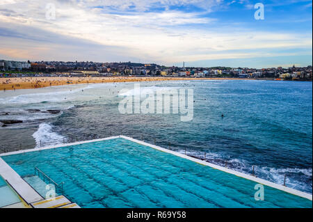 La spiaggia di Bondi e piscina, Sidney, Australia Foto Stock