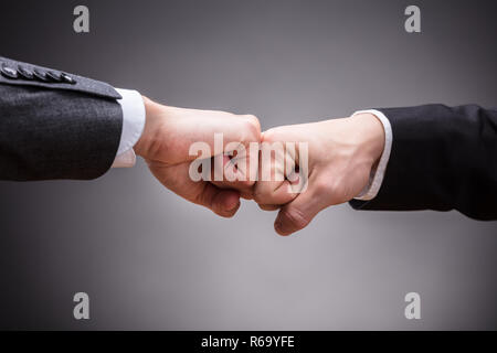 Due imprenditori facendo Fist Bump Foto Stock