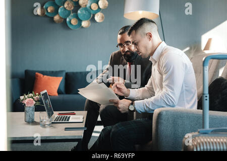 Due partner commerciali a discutere di alcuni problemi finanziari insieme Foto Stock