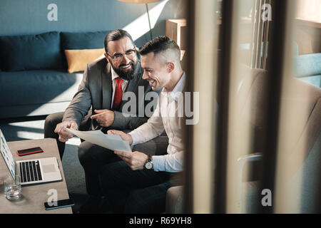 Due prospera business partner di ridere durante la comunicazione Foto Stock