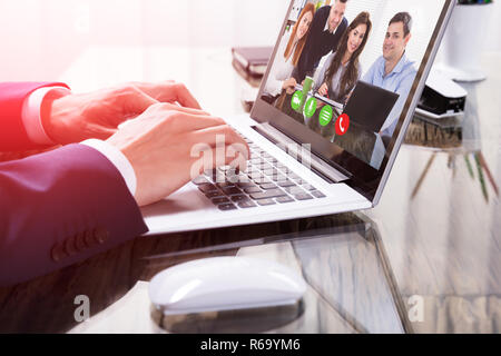 I mediatori le videoconferenze su Laptop Foto Stock