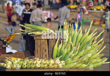 Mais sul fornitore di pannocchie, Juhu Beach, Bombay, Mumbai, Maharashtra, India, Asia Foto Stock