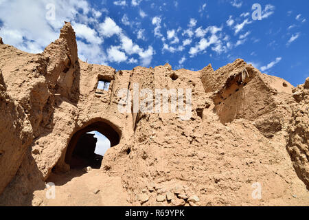 Antica rovina Sassani Castello nel Garmeh oasi, sul Dasht-e Kavir deserti vicino alla città di Khur. Foto Stock