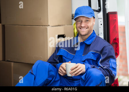 Uomo di consegna di bere tazza di caffè Foto Stock