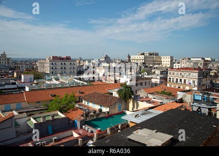 Cercando sui tetti della vecchia Havana Vieja a Cuba Foto Stock