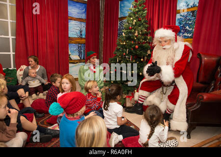 Babbo Natale al suo Natale grotta a sud-ovest di Londra, Regno Unito Foto Stock
