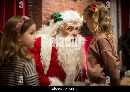 Babbo Natale al suo Natale grotta a sud-ovest di Londra, Regno Unito Foto Stock