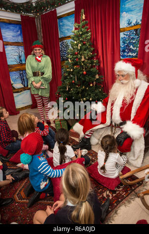 Babbo Natale al suo Natale grotta a sud-ovest di Londra, Regno Unito Foto Stock