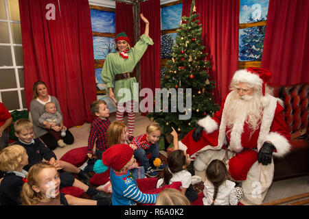 Babbo Natale al suo Natale grotta a sud-ovest di Londra, Regno Unito Foto Stock
