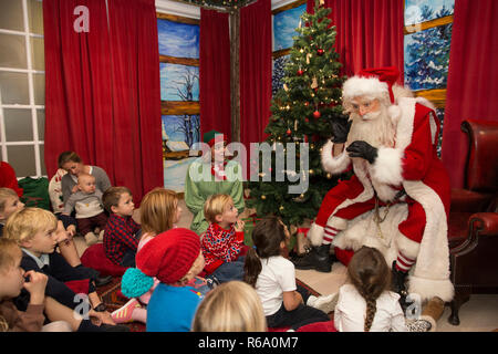 Babbo Natale al suo Natale grotta a sud-ovest di Londra, Regno Unito Foto Stock