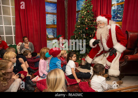Babbo Natale al suo Natale grotta a sud-ovest di Londra, Regno Unito Foto Stock