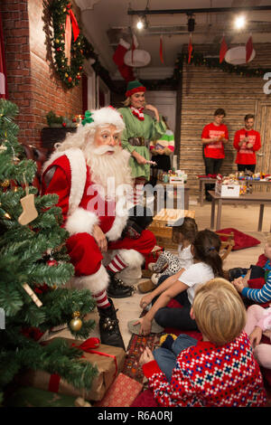 Babbo Natale al suo Natale grotta a sud-ovest di Londra, Regno Unito Foto Stock