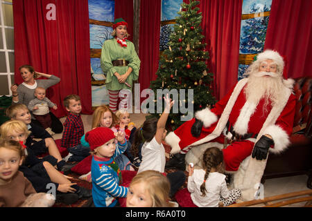 Babbo Natale al suo Natale grotta a sud-ovest di Londra, Regno Unito Foto Stock