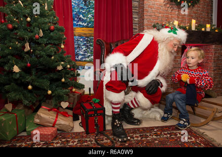 Babbo Natale al suo Natale grotta a sud-ovest di Londra, Regno Unito Foto Stock