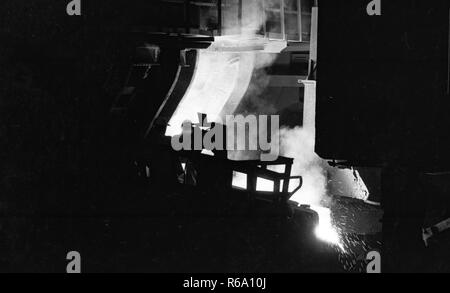 La produzione di acciaio a Hoesch AG acciaierie della Westfalenhuette a Dortmund il 4 dicembre 1974 all'altoforno e Martin Siemens forno (SM). | Utilizzo di tutto il mondo Foto Stock