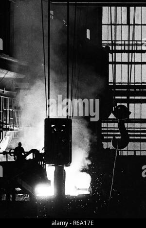 La produzione di acciaio a Hoesch AG acciaierie della Westfalenhuette a Dortmund il 4 dicembre 1974 all'altoforno e Martin Siemens forno (SM). | Utilizzo di tutto il mondo Foto Stock