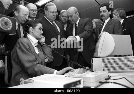 Il computer pioneer Heinz Nixdorf (centro destra) spiega i suoi prodotti il 12 marzo 1986 presso il primo Cebit di Hannover al Ministro federale dell'economia Martin Bangemann (centro sinistra). Heinz Nixdorf morì il 17 marzo 1986 presso la fiera di un attacco di cuore. | Utilizzo di tutto il mondo Foto Stock