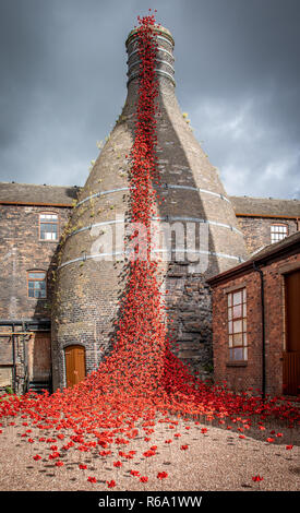 Piangendo papaveri installazione a Middleport ceramica in Stoke on Trent per commemorare i 100 anni dalla guerra mondiale 1 Foto Stock