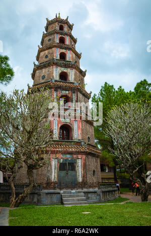 La Thien Mu Pagoda è uno dei più antichi pagoda in città di Hue. Il Vietnam. Foto Stock