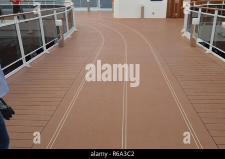 Tappeto rosso sulla parte superiore del ponte della nave da crociera Foto Stock