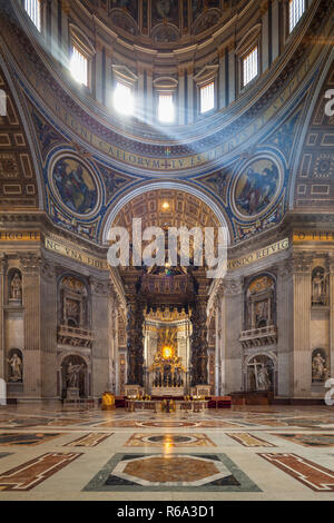 Raggi di sole all'interno della Basilica di San Pietro e la Città del Vaticano, Roma, Italia Foto Stock