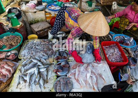 Venditore ambulante in tinta, Vietnam tradizionale mercato del pesce gente che vende pesce fresco sul marciapiede. Foto Stock