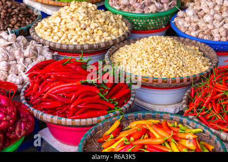 Mercato di frutta e verdura in Hanoi, Old Quater,Vietnam, in Asia. Foto Stock