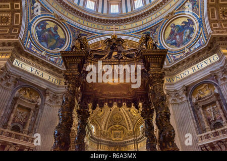 Bernini baldacchino nella Basilica di San Pietro e la Città del Vaticano, Roma, Italia Foto Stock