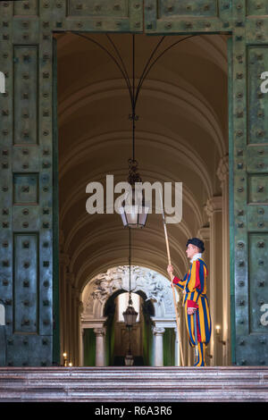 Guardia Svizzera Pontificia nella Basilica di San Pietro e la Città del Vaticano, Roma, Italia Foto Stock