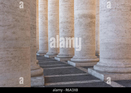 Bernini Piazza San Pietro colonnato, Città del Vaticano, Roma, Italia Foto Stock