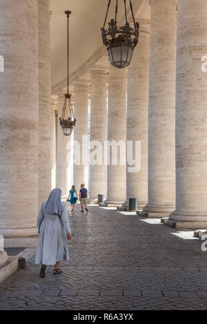 Bernini Piazza San Pietro colonnato, Città del Vaticano, Roma, Italia Foto Stock