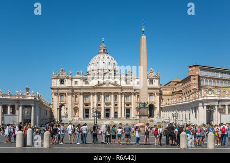 La Basilica di San Pietro e lunga coda di turisti, Città del Vaticano, Roma, Italia Foto Stock