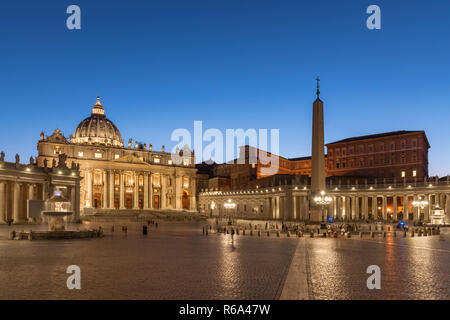 La Basilica di San Pietro e Piazza, Città del Vaticano, Roma, Italia Foto Stock