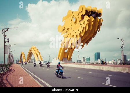 DA NANG, VIETNAM - Novembre 25, 2018: Dragon bridge ( Cua Rong ), questo moderno ponte attraversa il fiume Han, progettato e costruito a forma di drago Foto Stock