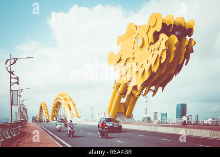 DA NANG, VIETNAM - Novembre 25, 2018: Dragon bridge ( Cua Rong ), questo moderno ponte attraversa il fiume Han, progettato e costruito a forma di drago Foto Stock